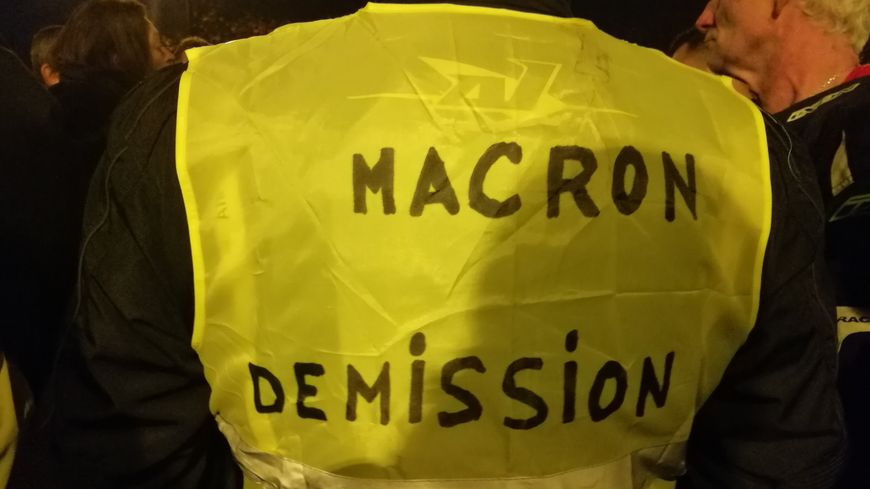 gilet jaune macron demission